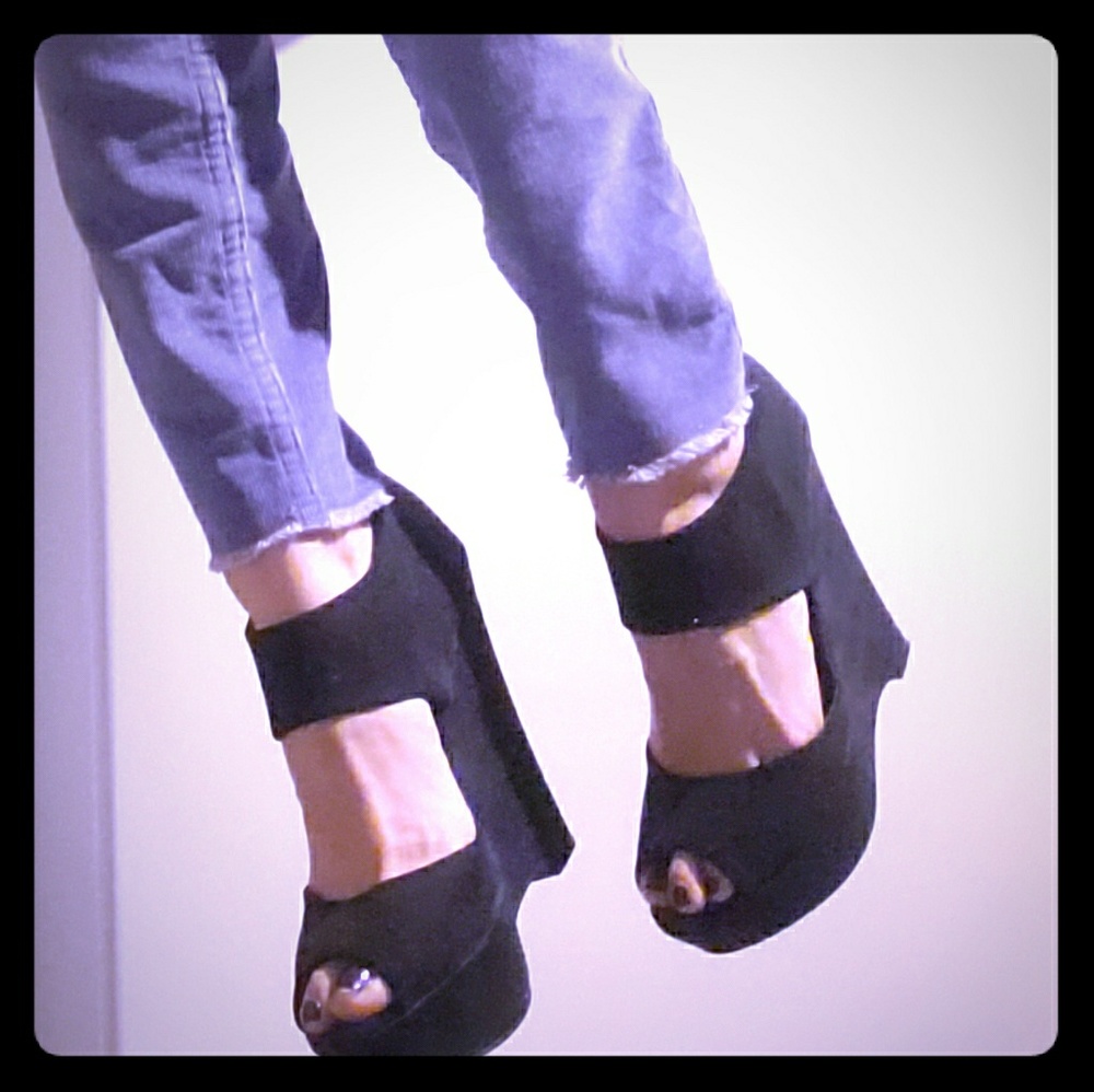 Peep-toe black wedges